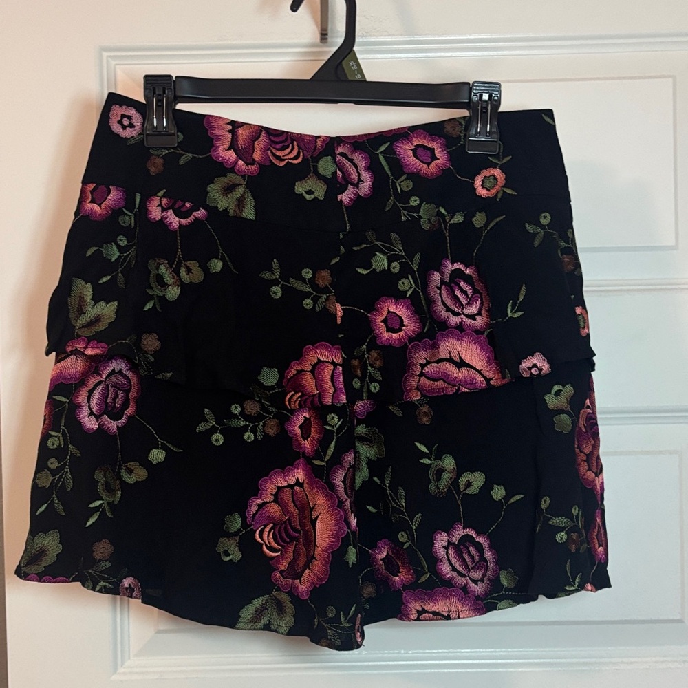 Gianni Bini Black Embroidered floral ruffle mini tiered skirt SZ 10 fully lined